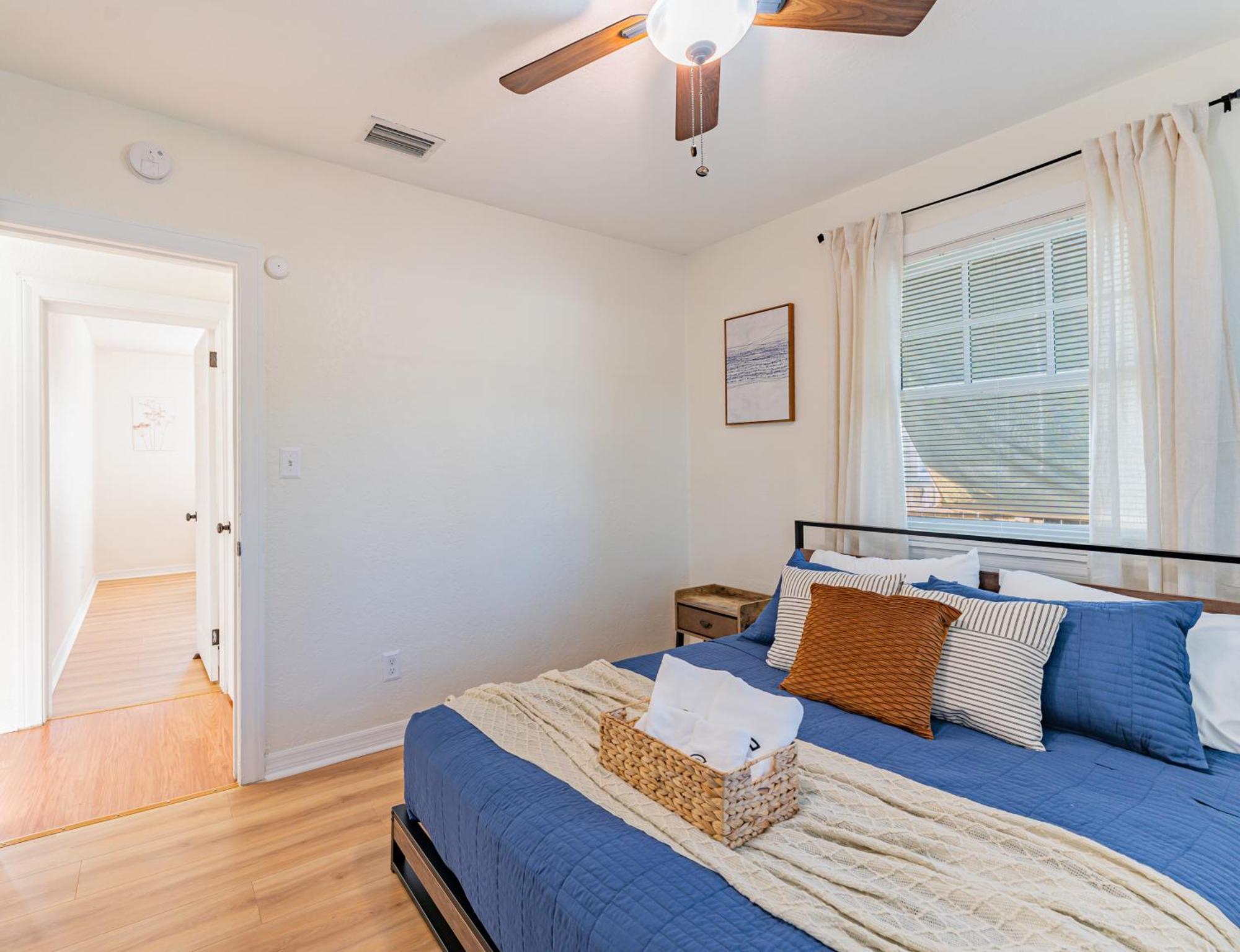 Holiday home Trendzy W/ King Bed And A Walk To Starbucks *