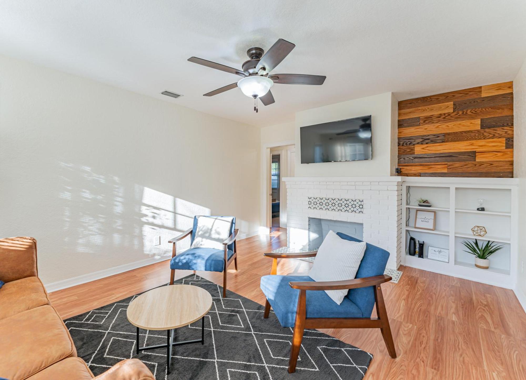 Holiday home Trendzy W/ King Bed And A Walk To Starbucks